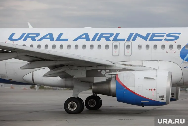 Пассажиру стало плохо на борту, пишет Shot