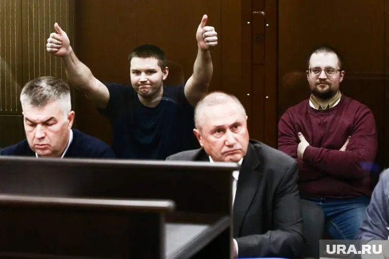 Устинова доставили в зал заседаний с опозданием на четыре часа