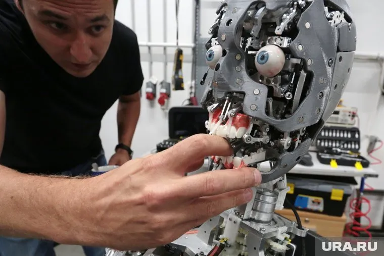 Школьникам показали, как создают человекоподобных роботов