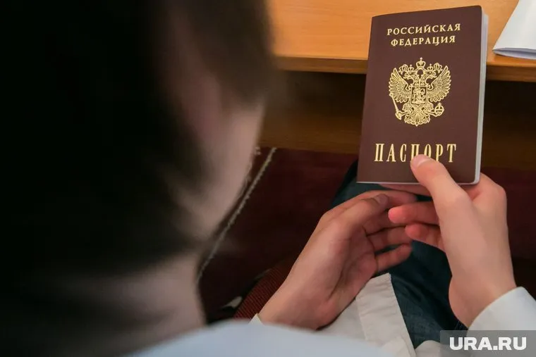 Люди занимают очереди с раннего утра, чтобы как можно быстрее подать документы