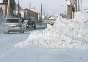 В Салехарде обмерили сугробы рулеткой накануне прямой линии с губернатором