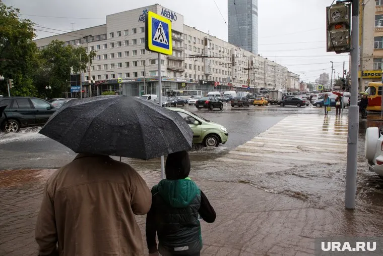 Некоторые улицы уральской столицы затопило (архивное фото)
