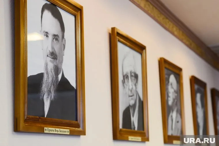 Пока лидер списка — Игорь Курчатов (первый слева)