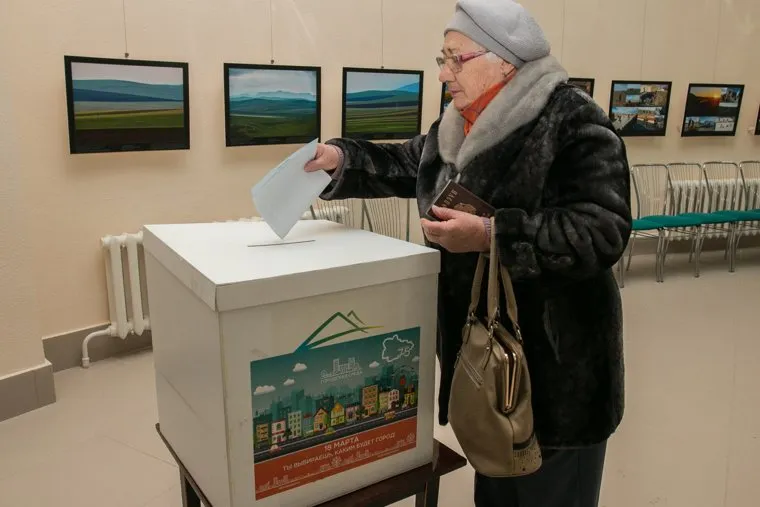 ВЫБОРЫ 2018. проект "Комфортная среда". Курган, пенсионерка, голосование, урна для голосования, комфортная среда