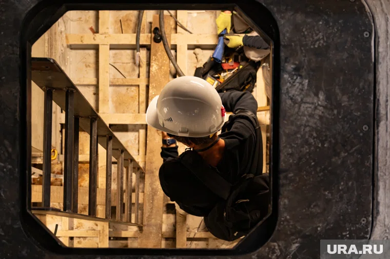 Работы включают: ремонт наружной обшивки, привального бруса, окраску, замену остекления салонов, демонтаж старых кресел