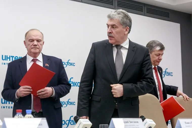 Пресс-конференция с участием Геннадия Зюганова и Павла Грудинина. Москва, красная папка, новиков дмитрий, грудинин павел, зюганов геннадий
