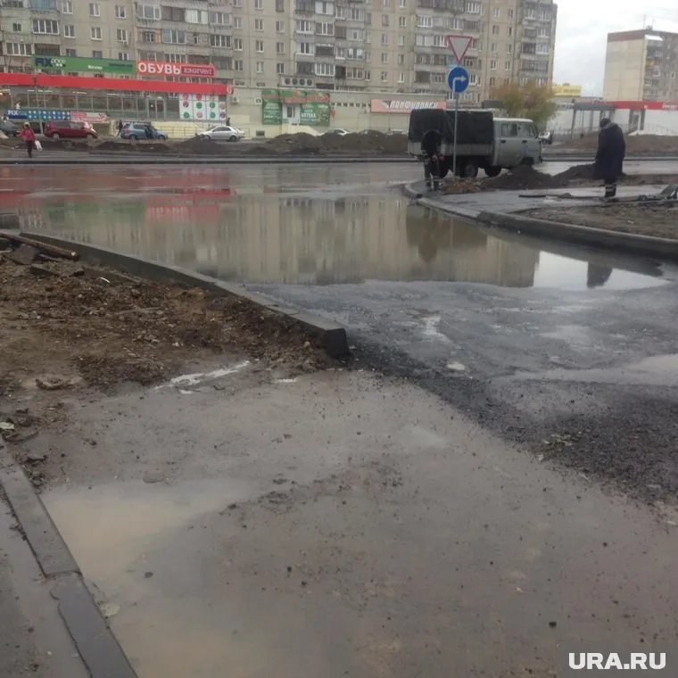 Проезд между двумя домами по улице Аргентовского оказался затоплен