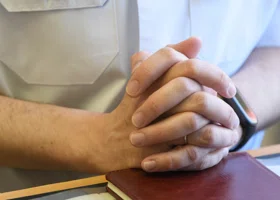 Полиция устроила розыск свердловского медбрата, которого судили по новой статье