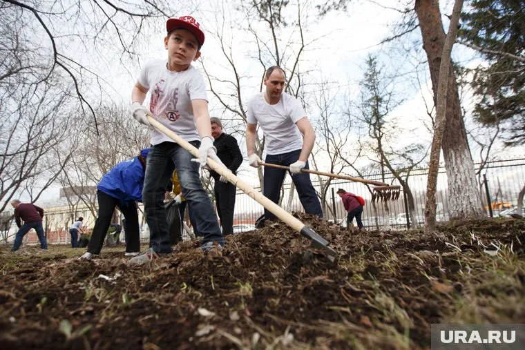 Один из субботников с участием Дениса Паслера пройдет 2 мая (архивное фото от 2015 года)
