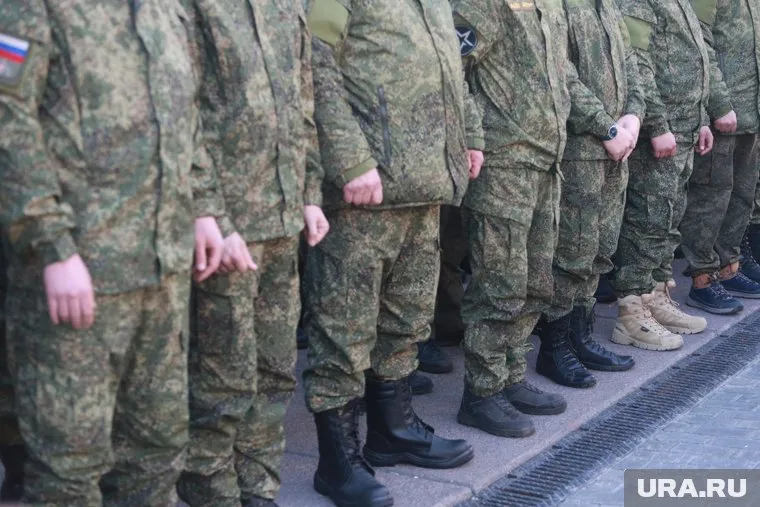 Мобилизованные прощаются с родственниками перед отправкой поезда