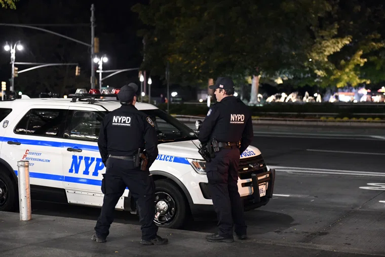 Полиция нашла в доме у одного из задержанных огнестрельное оружие, запрещенные наркотики и муляжи оружия массового поражения