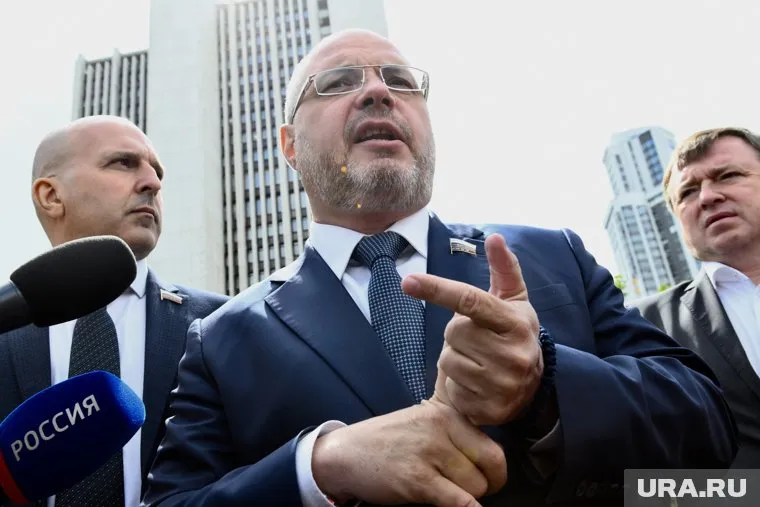 Народные избранники приехали к скверу, но даже не зашли в него