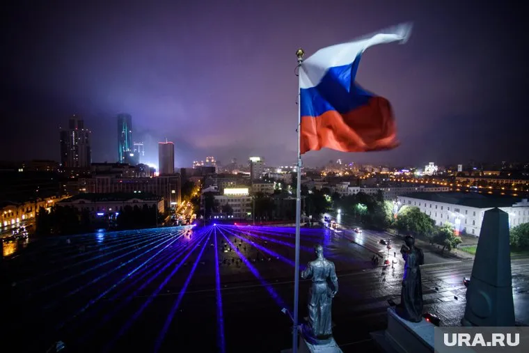 Элите не выгодно менять систему, потому что тогда сменится и власть, считает Сергей Гуриев