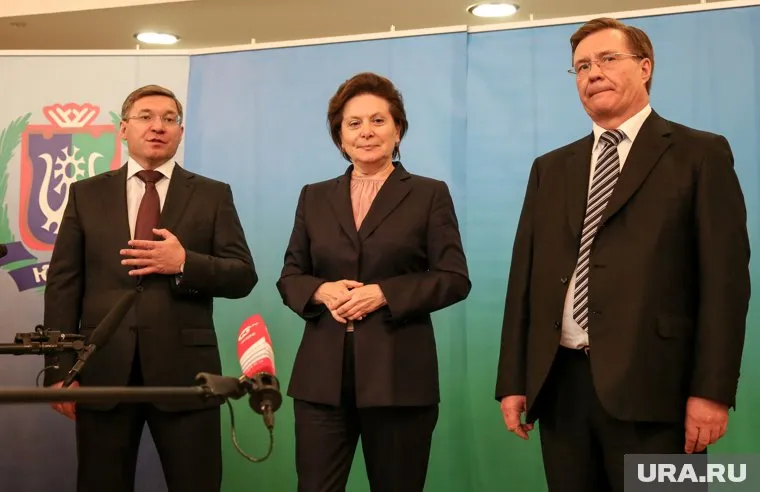 Уральский полпред Владимир Якушев (слева) готовится заняться избирательной кампанией в ХМАО