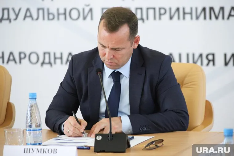 Шумков пояснил, что деньги чиновников пойдут на зарплату людей, занятых на общественных работах