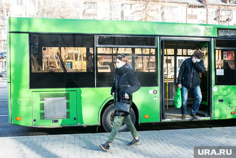 Водителя, который выгнал из автобуса пассажирку, отстранили от работы