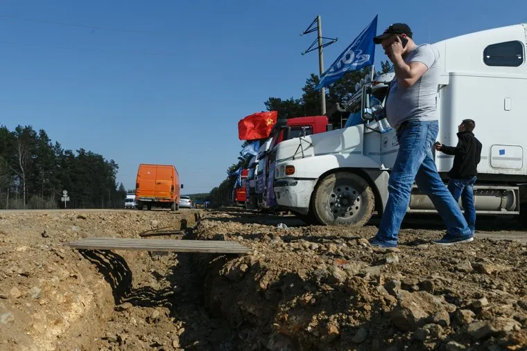 Заблокированный лагерь дальнобойщиков, протестующих против системы «Платон» на Екатеринбургской кольцевой автодороге. Екатеринбург