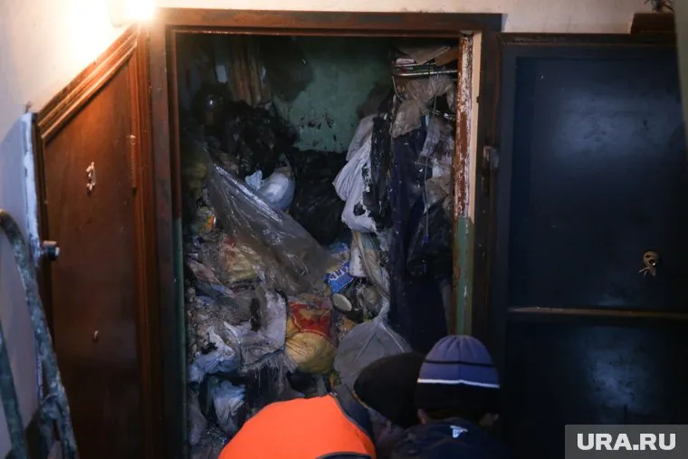 В Мегионе соседи жалуются на жильцов захламленной квартиры
