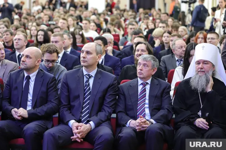 Место рядом с губернатором Виктор Кокшаров хотел уступить митрополиту Евгению