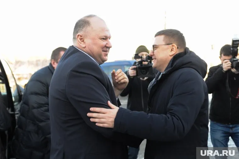 Николая Цуканова (слева) в челябинском городе Карабаш встретил губернатор Алексей Текслер