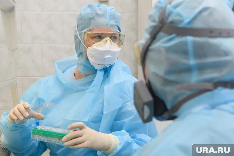 Вирус передается через глаза и слезы