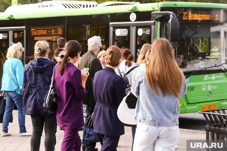 Водители муниципальных автобусов в Салехарде игнорируют пассажиров с парома