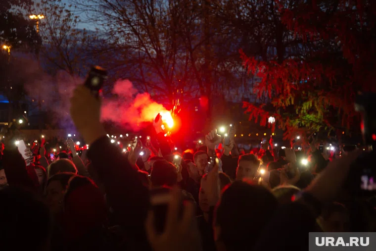 Поводом для массовых протестов стало решение правительства ограничить работу популярных соцсетей