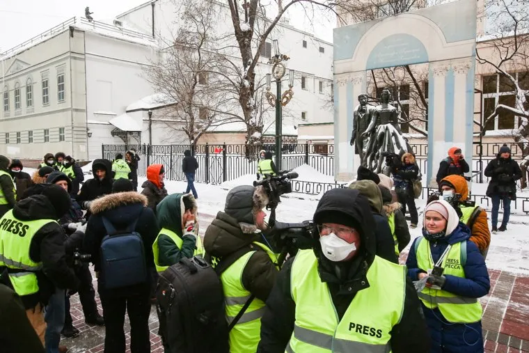 Несанкционированная акция «Цепь солидарности» вдоль улицы Старый Арбат. Москва