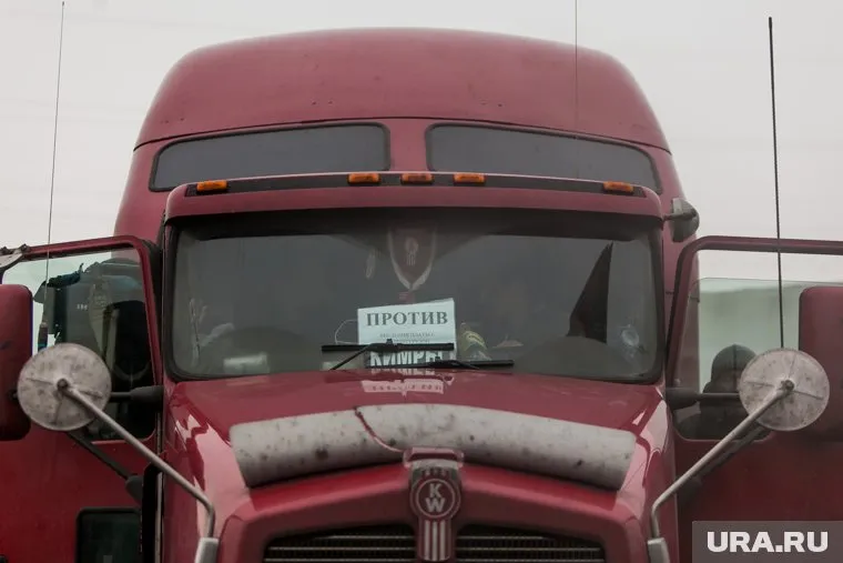 Водитель врезался в ограждение и заснул за рулем