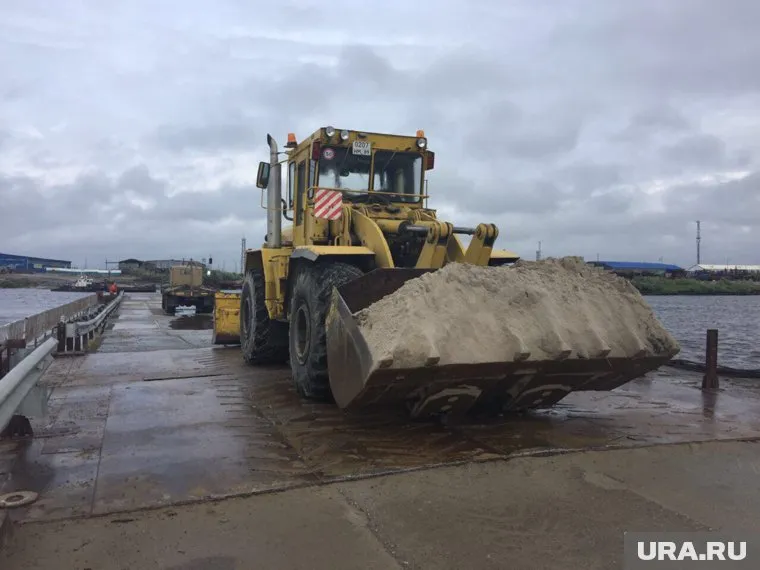 Техника перегородила оставшуюся часть наплавного моста через Пур, чтобы помешать приставам