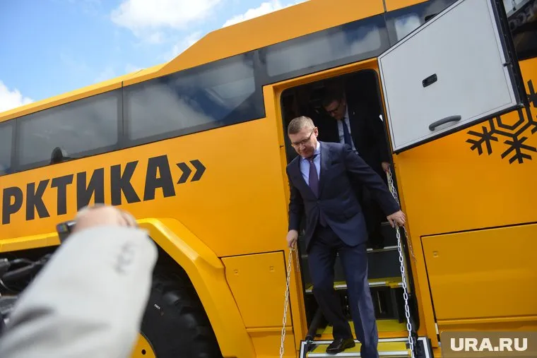 Владимир Якушев в Челябинске осмотрел новый арктический автобус и выступил на форуме