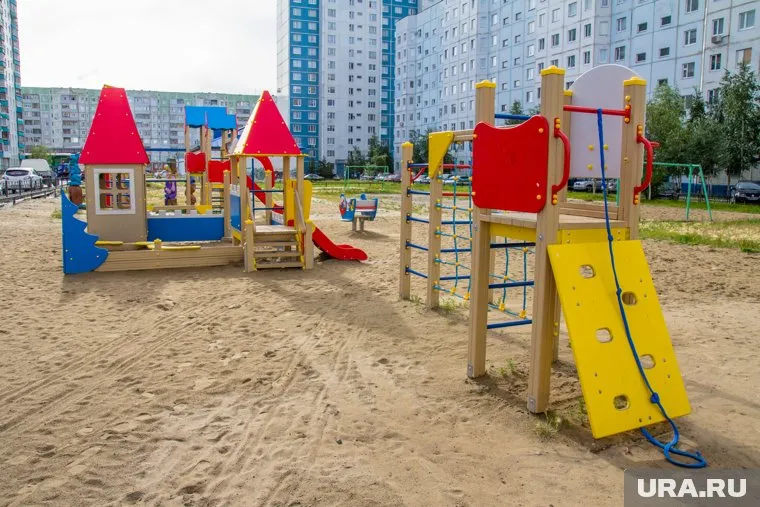 Ребенок получил травму на детской игровой площадке