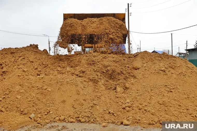 В дамбе образовалась протечка