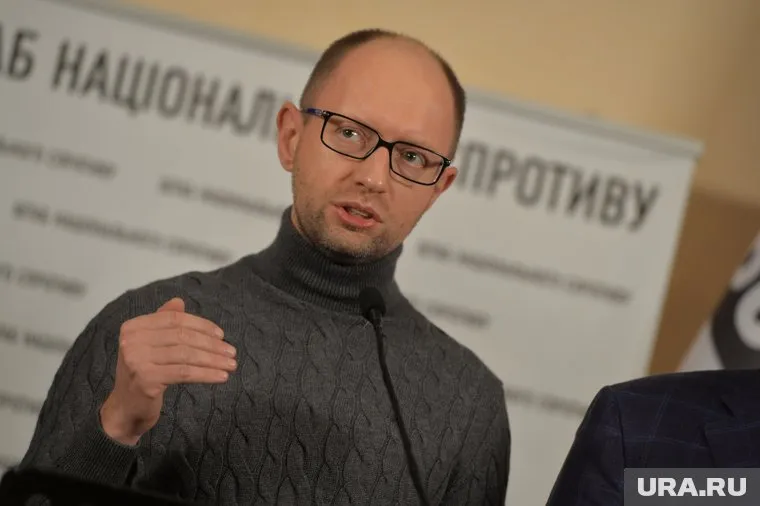 Арсений Яценюк вместе с семьей покинул страну