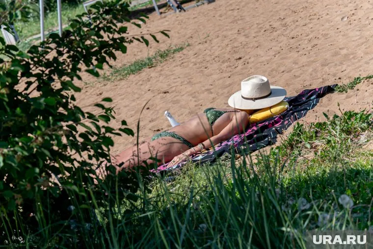 Пермяки спасаются от аномальной жары возле воды