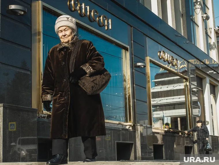 Хождение по улице без маски может нести угрозу эпидобстановке, говорят эксперты