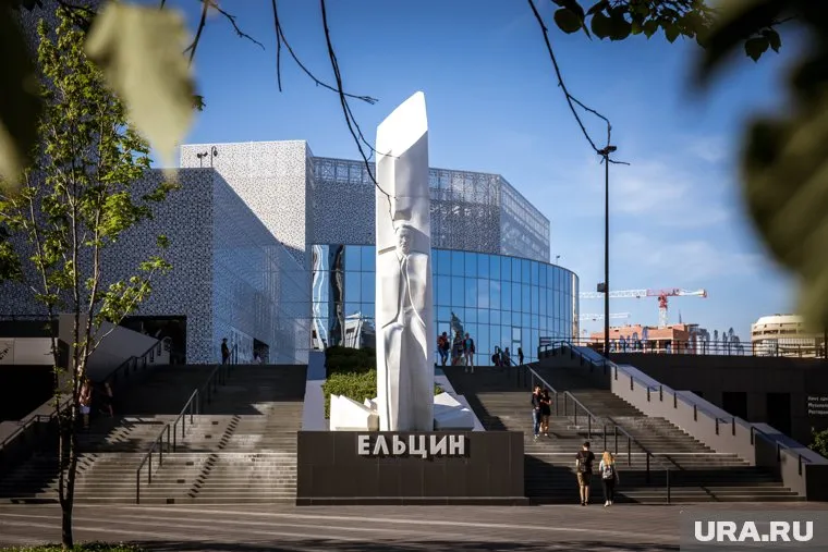 Хулиганы раскрасили надпись «Ельцин»