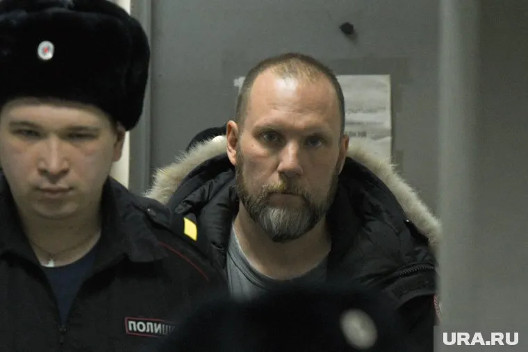 Кызласов выглядит недовольным и не отвечает на вопросы журналистов