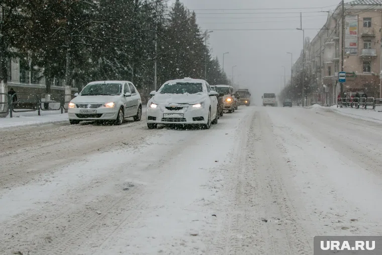 Курганцев призывают быть осторожными на дорогах из-за снегопада