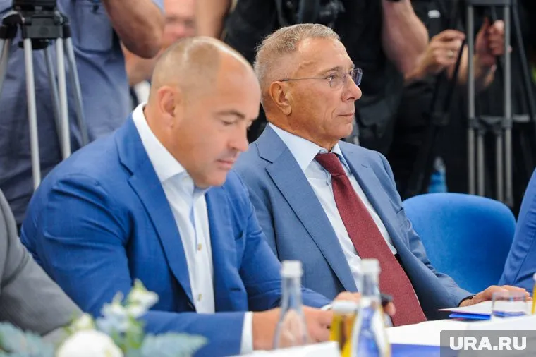 Александр Кретов (слева) и Александр Аристов (справа) судятся с приставами