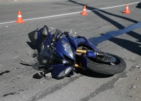 В Тюменской области подросток на питбайке протаранил лобовое стекло автомобиля