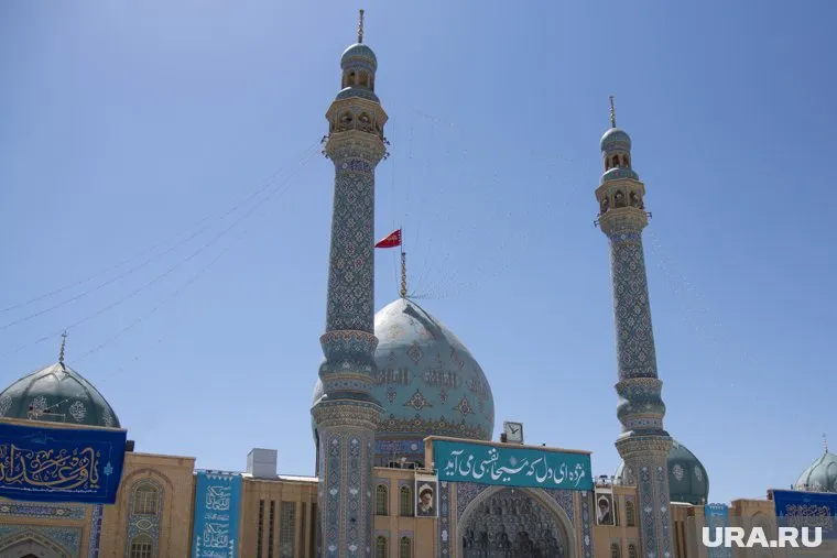 Красный флаг был поднят на бирюзовом куполе мечети в Иране