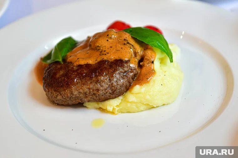 Сырой лук для котлет нужно измельчить в мясорубке или блендере 