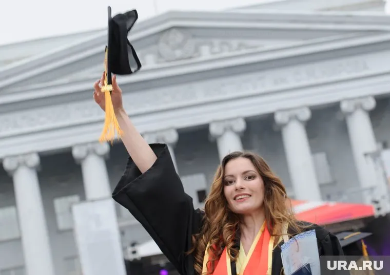 Большинство россиян потратили бы выигранный миллион долларов на образование