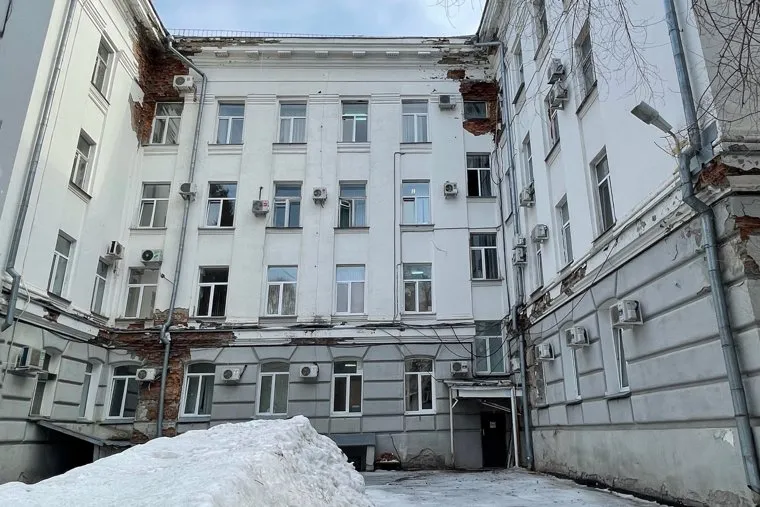 Обрушение фасада здания мэрии. Курган