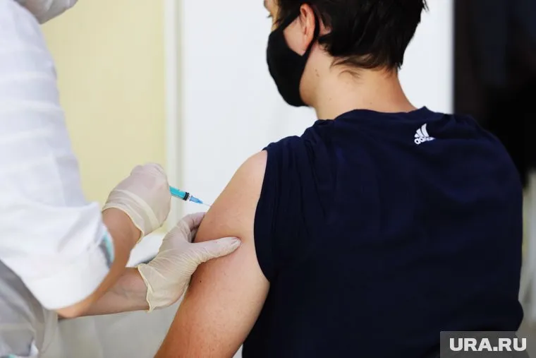 На первом этапе вакцину тестировали 56 мальчиков и 43 девочки