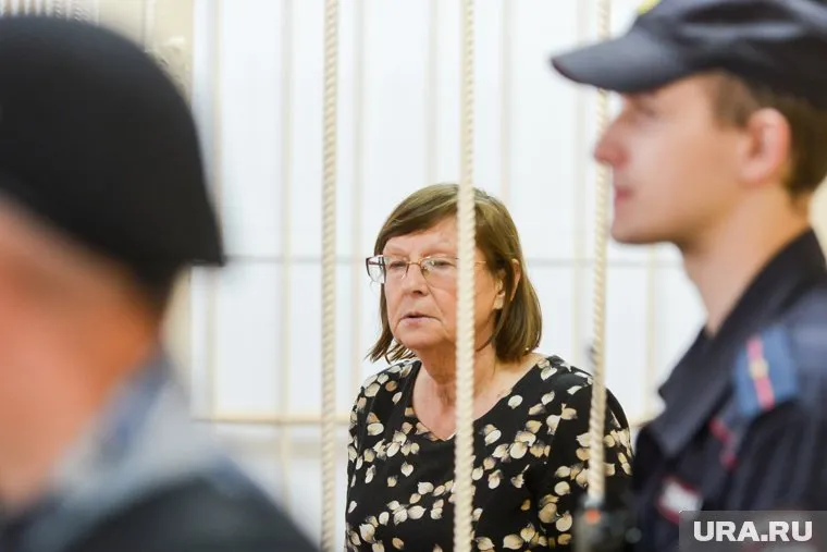 Мать маньяка отпустили домой из зала суда