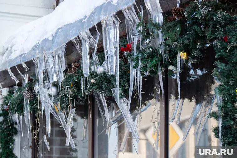 На картинках нейрохудожницы город сковал толстый слой льда