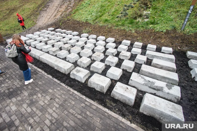 Памятник отчистили от грязи и лишней краски