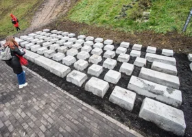 Прогремевший на весь мир памятник вернулся в центр Екатеринбурга